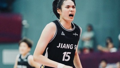 开云体育保障-轰17+5力扛坎贝奇！中国女篮26岁2米悍将进化：宫鲁鸣征召她？|许晨妍|三分球|季后赛|中锋|娜塔莎·霍华德_新浪新闻