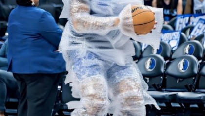 kaiyun app-易碎品 要用泡沫膜保护！美媒调侃：浓眉已回归赛场！